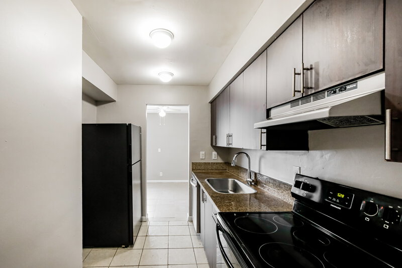 2,460/Mo, 5301 NW 11th St Lauderhill, FL 33313 Kitchen View