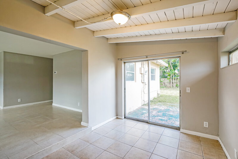 2,460/Mo, 5301 NW 11th St Lauderhill, FL 33313 Family Room View 2