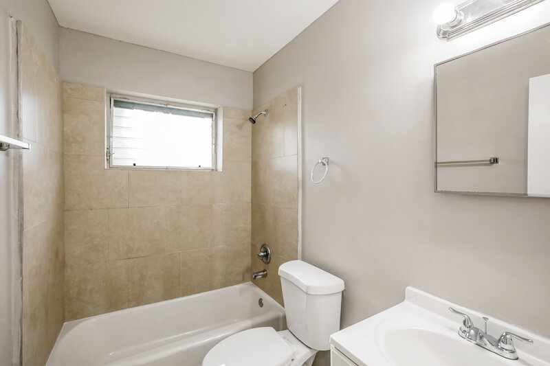 2,460/Mo, 5301 NW 11th St Lauderhill, FL 33313 Main Bathroom View