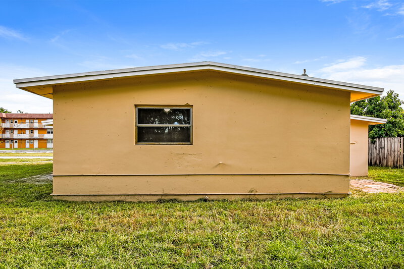 2,460/Mo, 5301 NW 11th St Lauderhill, FL 33313 Rear View
