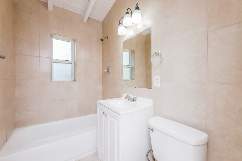 2,170/Mo, 1616 NW 16th Street Fort Lauderdale, FL 33311 Bathroom View