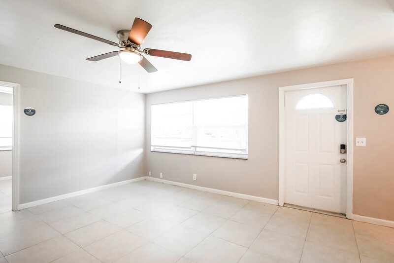2,490/Mo, 157 NE 6th Street Deerfield Beach, FL 33441 Living Room View