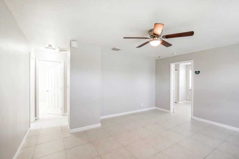 2,490/Mo, 157 NE 6th Street Deerfield Beach, FL 33441 Living Room View 2