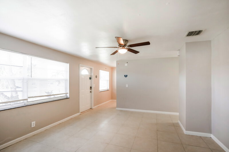 2,490/Mo, 157 NE 6th Street Deerfield Beach, FL 33441 Living Room View 3