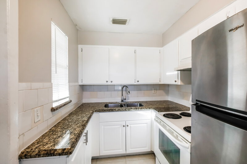 2,490/Mo, 157 NE 6th Street Deerfield Beach, FL 33441 Kitchen View