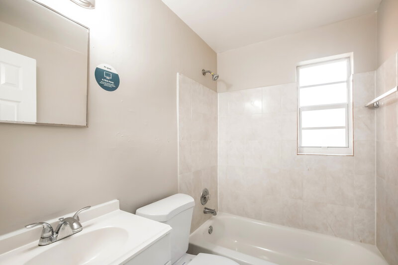 2,490/Mo, 157 NE 6th Street Deerfield Beach, FL 33441 Bathroom View