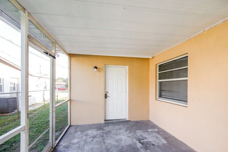 2,490/Mo, 157 NE 6th Street Deerfield Beach, FL 33441 Screen Porch View