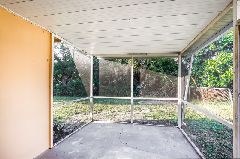 2,490/Mo, 157 NE 6th Street Deerfield Beach, FL 33441 Screen Porch View 2