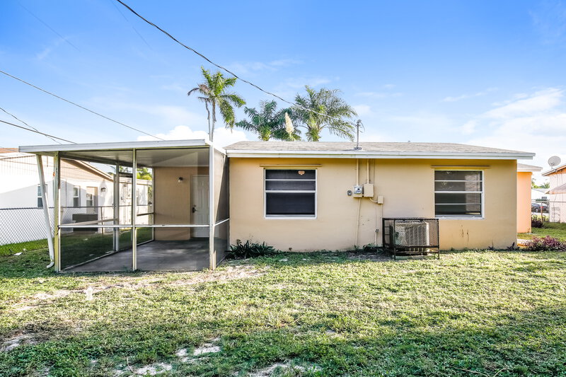 2,490/Mo, 157 NE 6th Street Deerfield Beach, FL 33441 Rear View