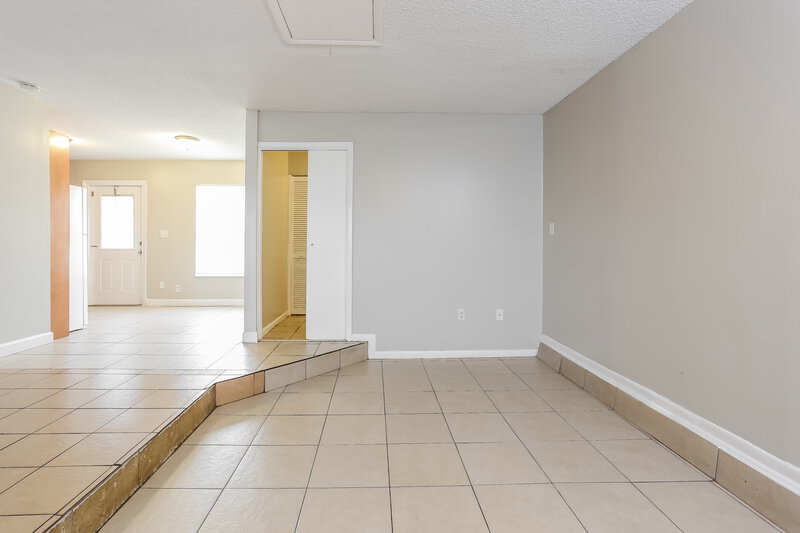 2,565/Mo, 621 SW 83rd Avenue North Lauderdale, FL 33068 Living Room View 3