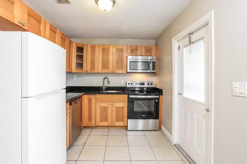 2,565/Mo, 621 SW 83rd Avenue North Lauderdale, FL 33068 Kitchen View