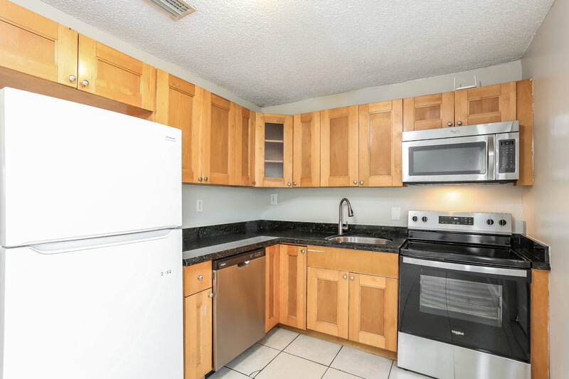 2,565/Mo, 621 SW 83rd Avenue North Lauderdale, FL 33068 Kitchen View 2