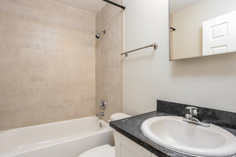 2,565/Mo, 621 SW 83rd Avenue North Lauderdale, FL 33068 Main Bathroom View