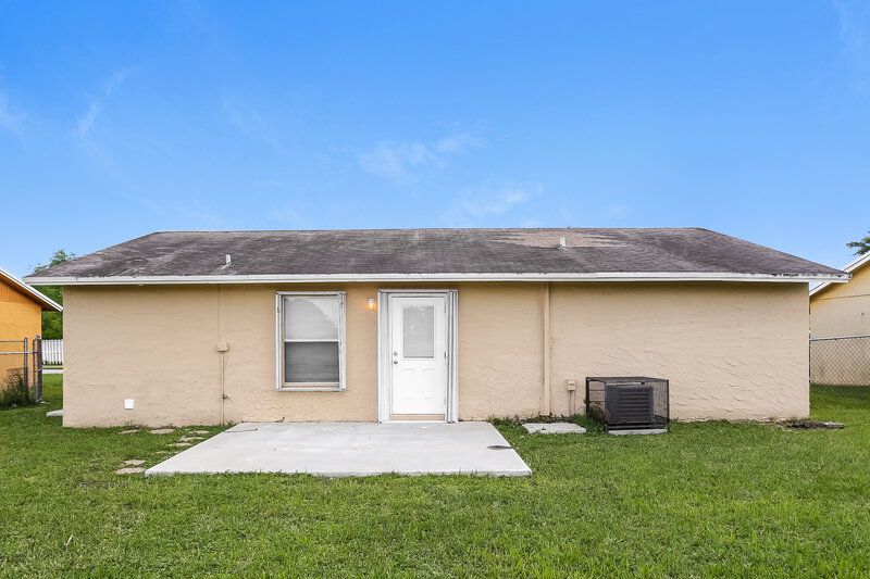 2,565/Mo, 621 SW 83rd Avenue North Lauderdale, FL 33068 Rear View