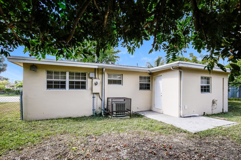 2,495/Mo, 3791 Jackson Blvd Fort Lauderdale, FL 33312 Rear View