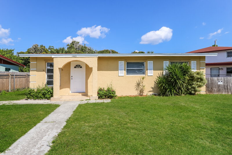 2,195/Mo, 1403 8th ST West Palm Beach, FL 33401 External View