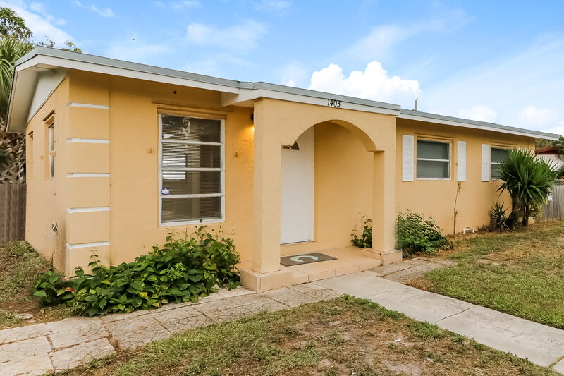 2,195/Mo, 1403 8th ST West Palm Beach, FL 33401 Front View
