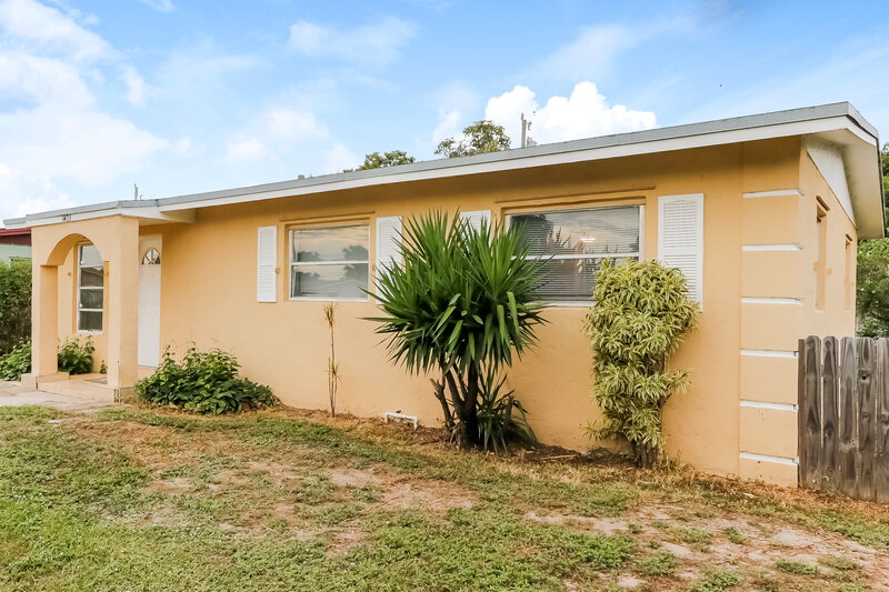 2,195/Mo, 1403 8th ST West Palm Beach, FL 33401 Front View 2