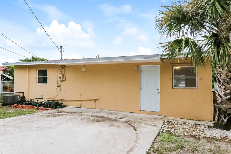 2,195/Mo, 1403 8th ST West Palm Beach, FL 33401 Rear View