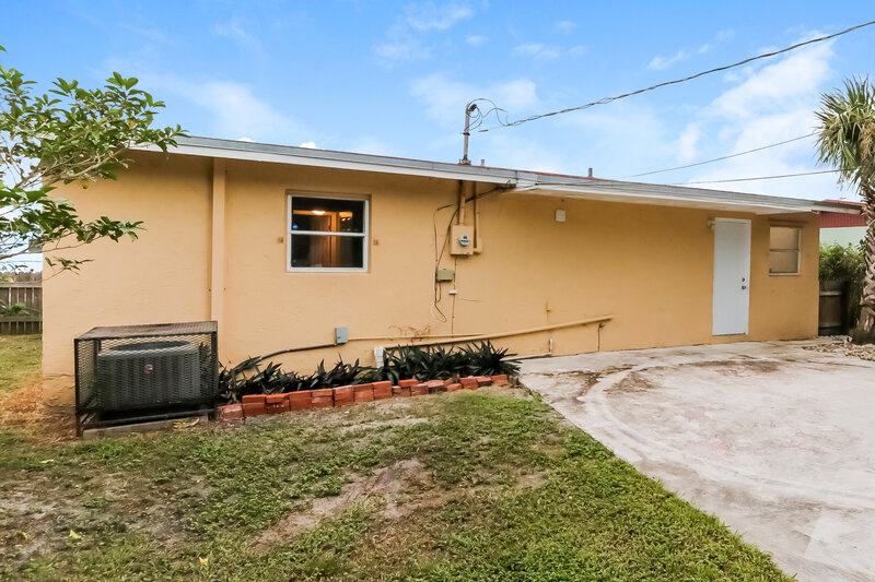 2,195/Mo, 1403 8th ST West Palm Beach, FL 33401 Rear View 2