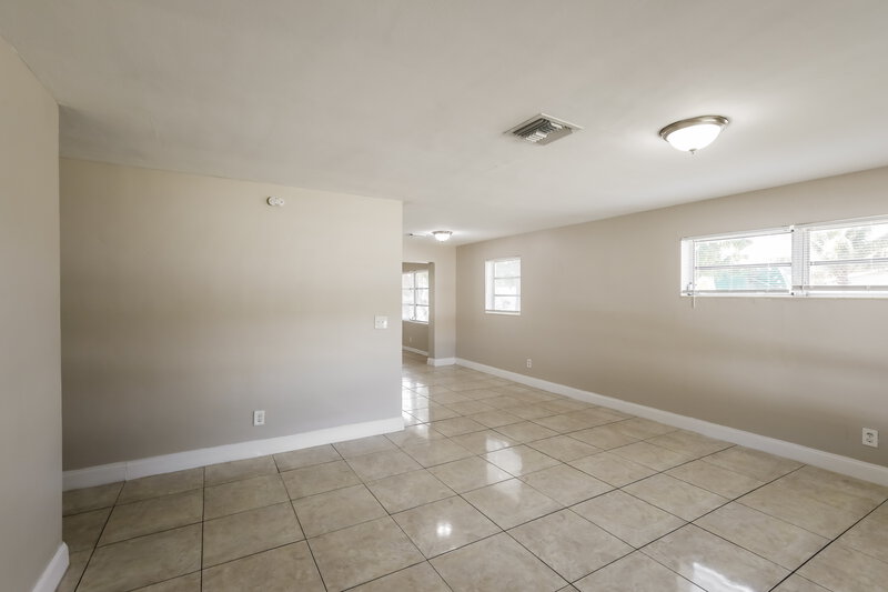 2,485/Mo, 2890 NW 20th Street Fort Lauderdale, FL 33311 Living Room View 2