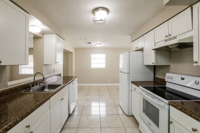 2,485/Mo, 2890 NW 20th Street Fort Lauderdale, FL 33311 Kitchen View