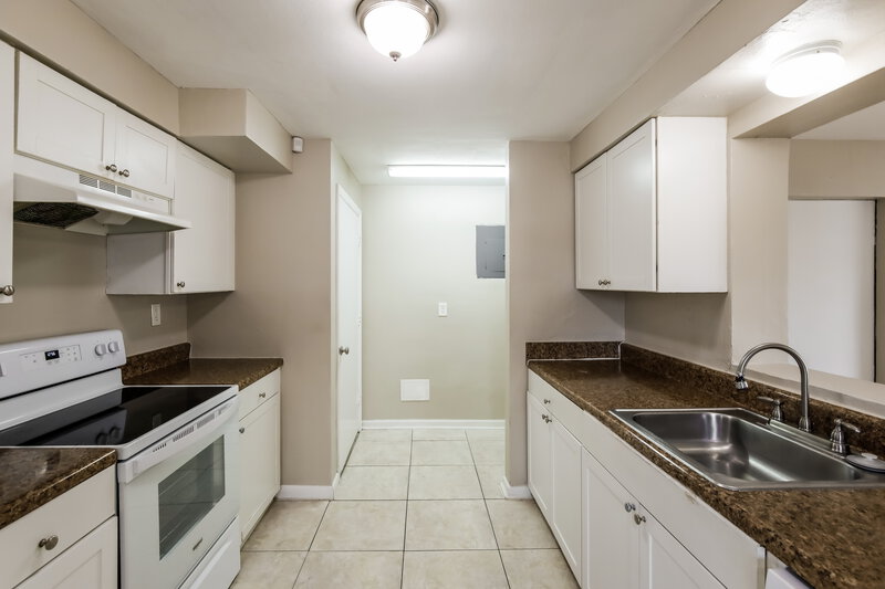 2,485/Mo, 2890 NW 20th Street Fort Lauderdale, FL 33311 Kitchen View 3