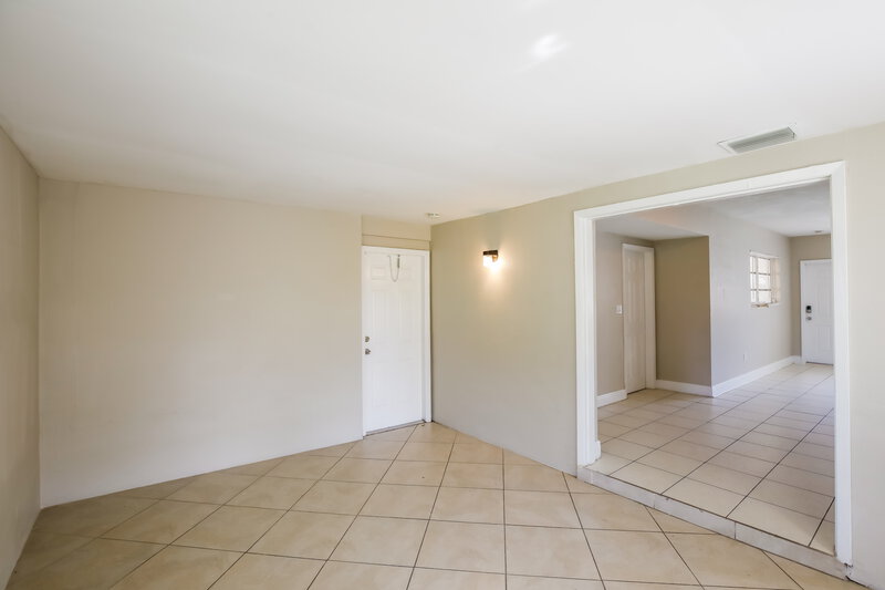 2,325/Mo, 631 SW 31st Ave Fort Lauderdale, FL 33312 Dining Room View 2