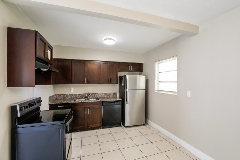 2,325/Mo, 631 SW 31st Ave Fort Lauderdale, FL 33312 Kitchen View