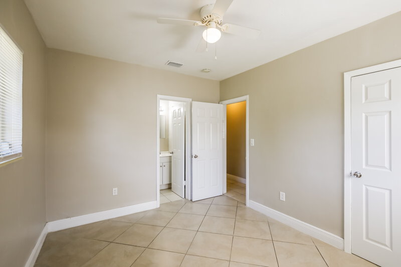 2,325/Mo, 631 SW 31st Ave Fort Lauderdale, FL 33312 Main Bedroom View