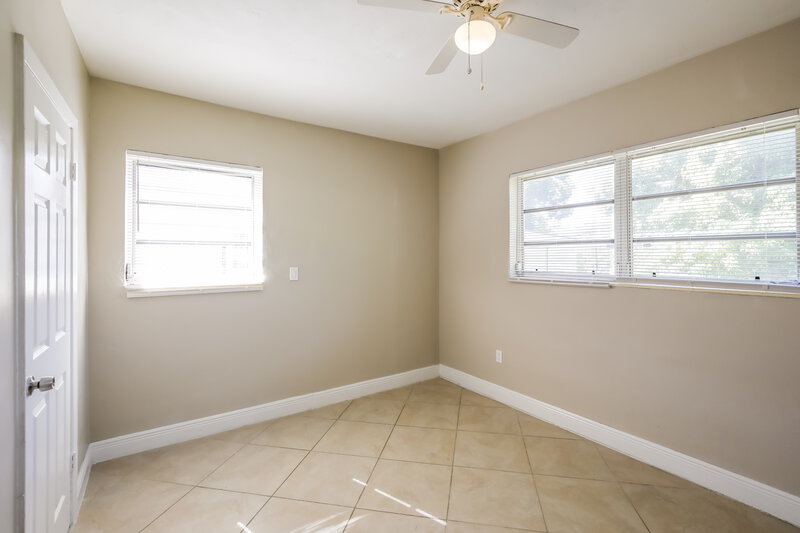 2,325/Mo, 631 SW 31st Ave Fort Lauderdale, FL 33312 Main Bedroom View 2