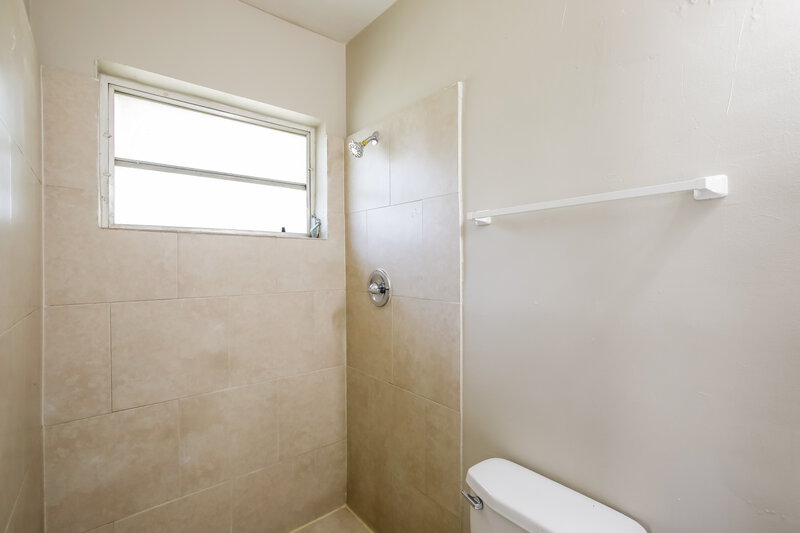 2,325/Mo, 631 SW 31st Ave Fort Lauderdale, FL 33312 Main Bathroom View