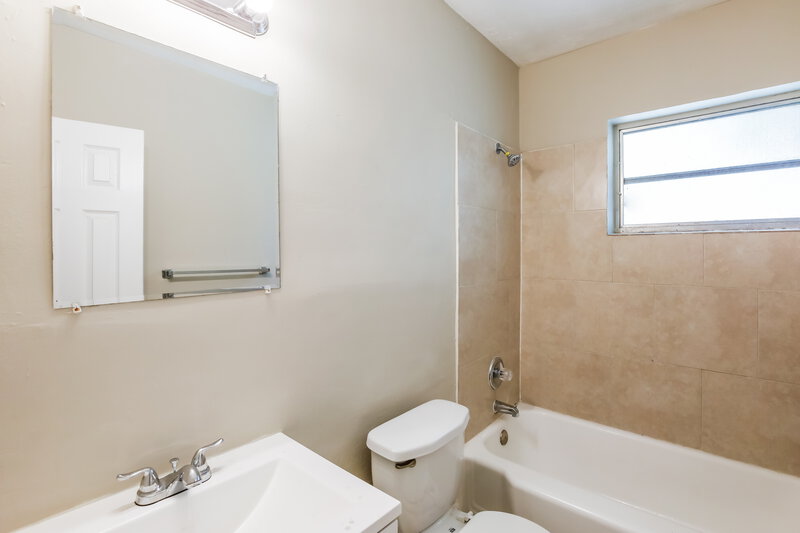2,325/Mo, 631 SW 31st Ave Fort Lauderdale, FL 33312 Bathroom View