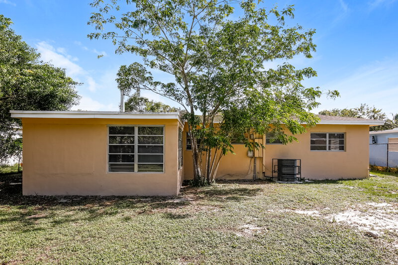 2,325/Mo, 631 SW 31st Ave Fort Lauderdale, FL 33312 Rear View