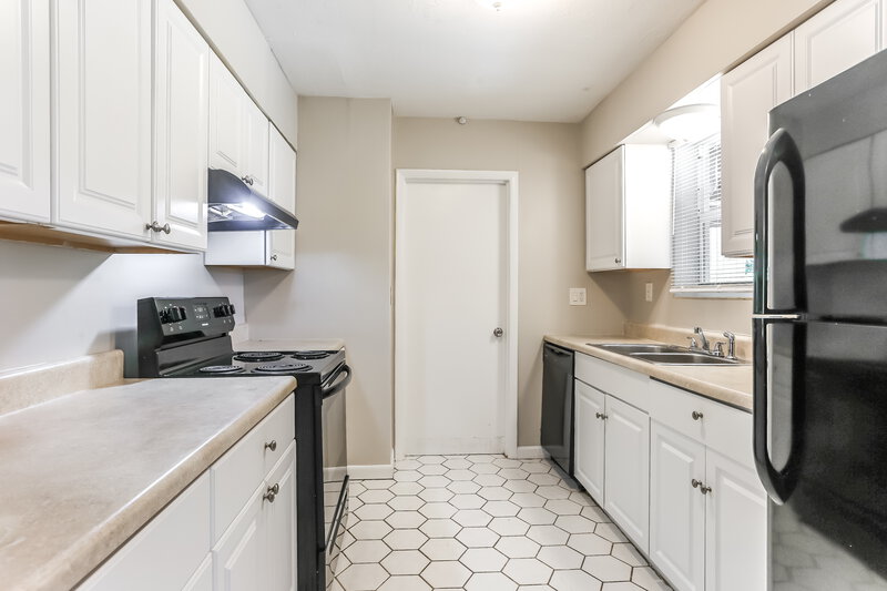 2,810/Mo, 6112 NW 8th Street Margate, FL 33063 Kitchen View 2