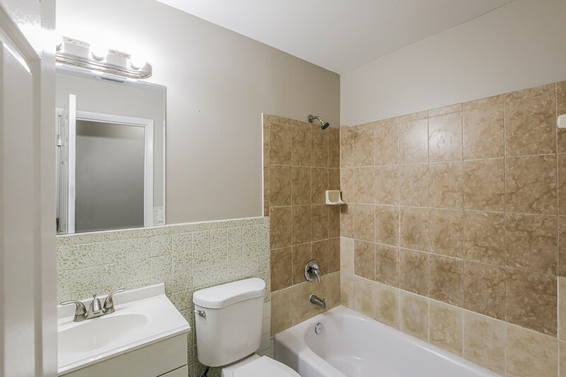 2,095/Mo, 613 SE Starfish Avenue Port Saint Lucie, FL 34983 Bathroom View