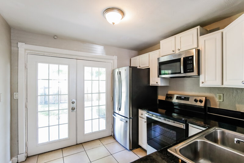 2,690/Mo, 2520 NE 7th Terrace Pompano Beach, FL 33064 Kitchen View