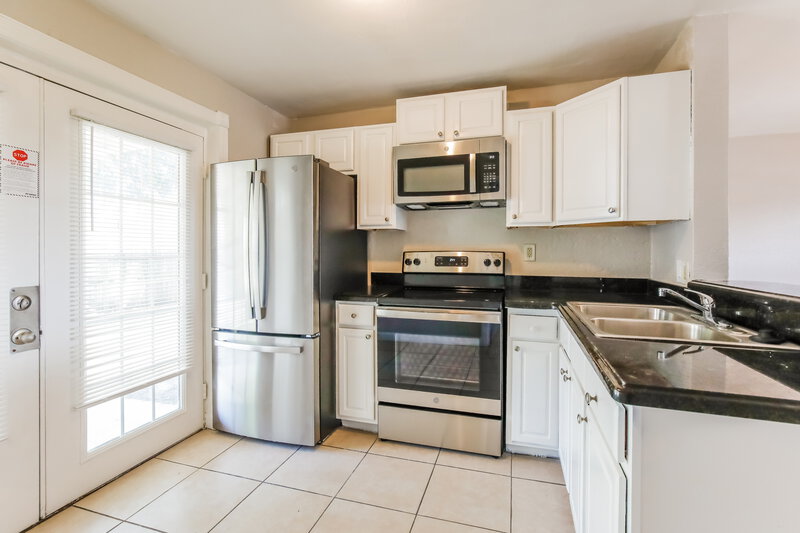 3,690/Mo, 2520 NE 7th Terrace Pompano Beach, FL 33064 Kitchen View 2