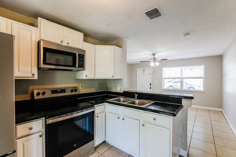 2,690/Mo, 2520 NE 7th Terrace Pompano Beach, FL 33064 Kitchen View 2