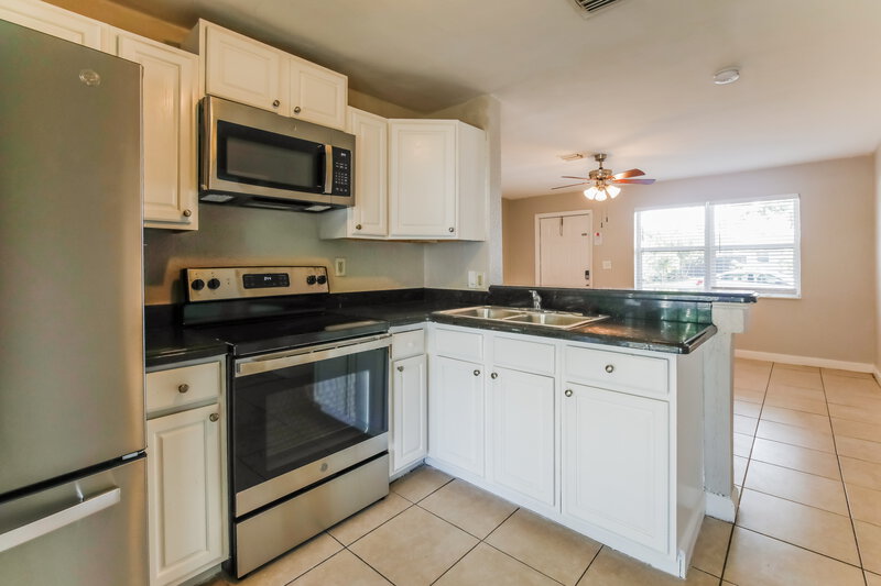 3,690/Mo, 2520 NE 7th Terrace Pompano Beach, FL 33064 Kitchen View 3