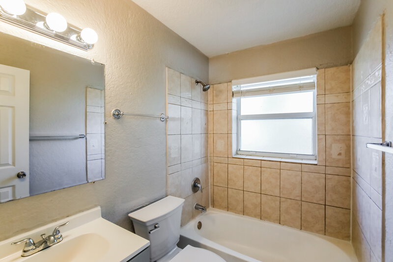 2,690/Mo, 2520 NE 7th Terrace Pompano Beach, FL 33064 Main Bathroom View