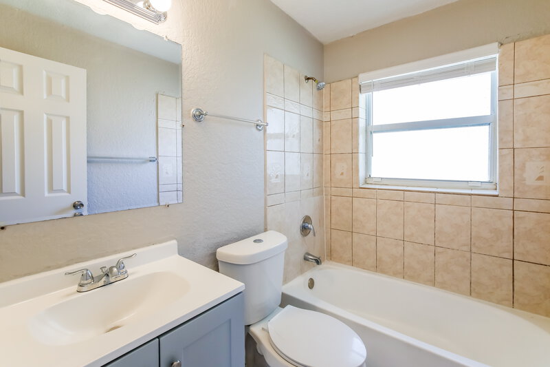 3,690/Mo, 2520 NE 7th Terrace Pompano Beach, FL 33064 Main Bathroom View