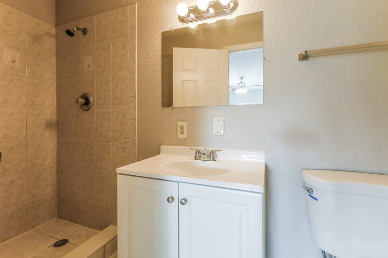 3,690/Mo, 2520 NE 7th Terrace Pompano Beach, FL 33064 Bathroom View
