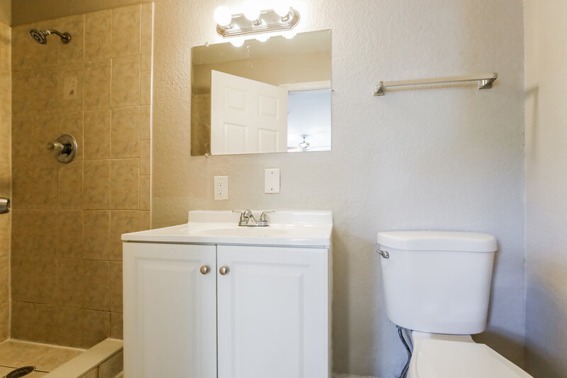 2,690/Mo, 2520 NE 7th Terrace Pompano Beach, FL 33064 Bathroom View