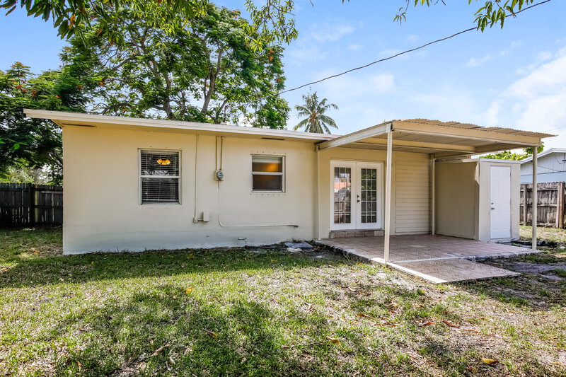3,690/Mo, 2520 NE 7th Terrace Pompano Beach, FL 33064 Rear View