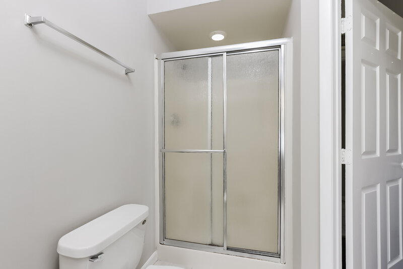 3,080/Mo, 3018 Buckley Avenue Lake Worth, FL 33461 Main Bathroom View 2