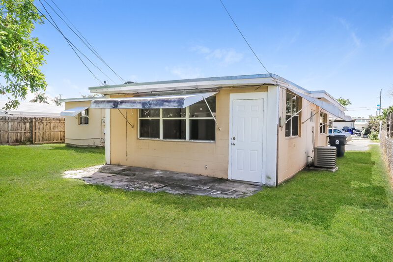 3,080/Mo, 3018 Buckley Avenue Lake Worth, FL 33461 Rear View 2