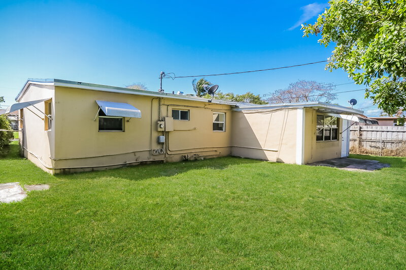 3,080/Mo, 3018 Buckley Avenue Lake Worth, FL 33461 Rear View 4