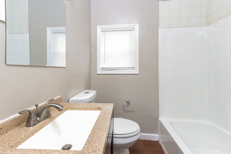 3,140/Mo, 720 51st Street West Palm Beach, FL 33407 Main Bathroom View