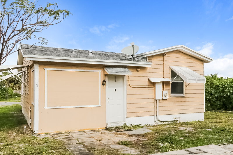 3,140/Mo, 720 51st Street West Palm Beach, FL 33407 Rear View